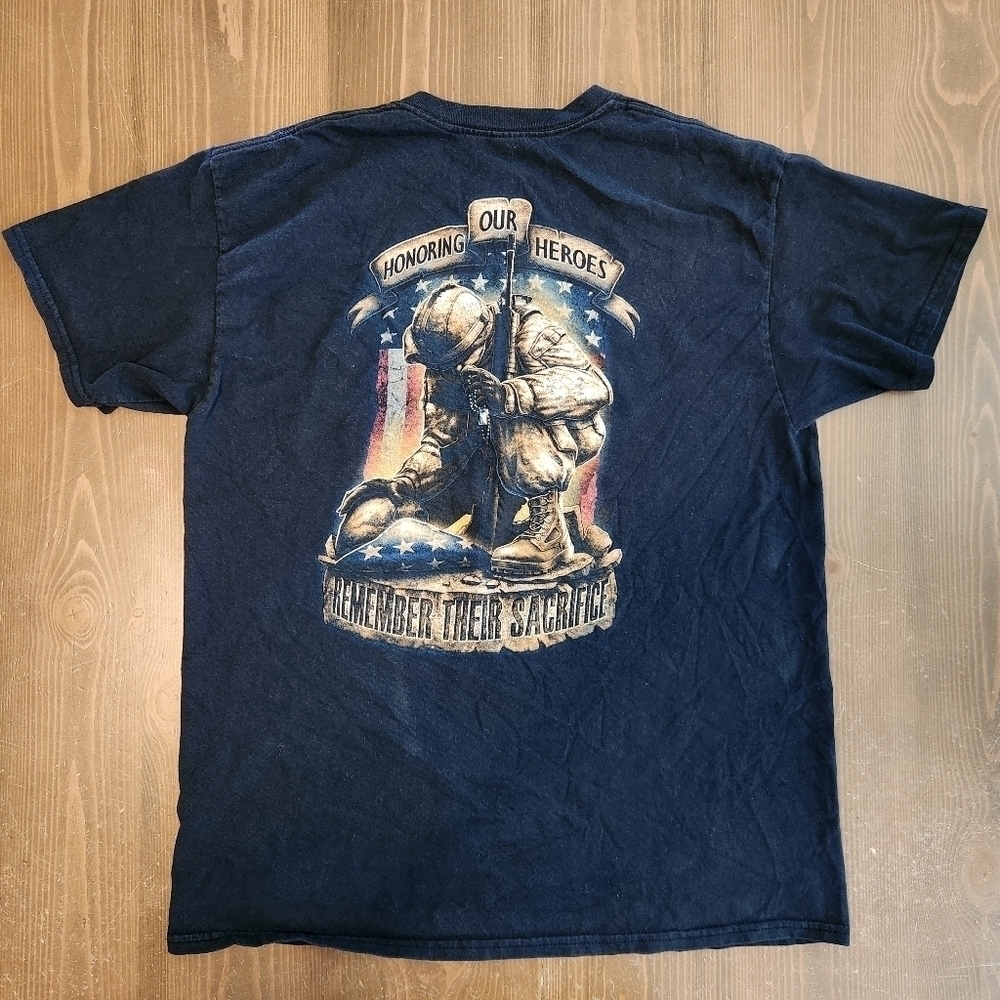 Veterans T Shirt "Never Forget, Remember Their Sacrifice" Black Size L Graphic T